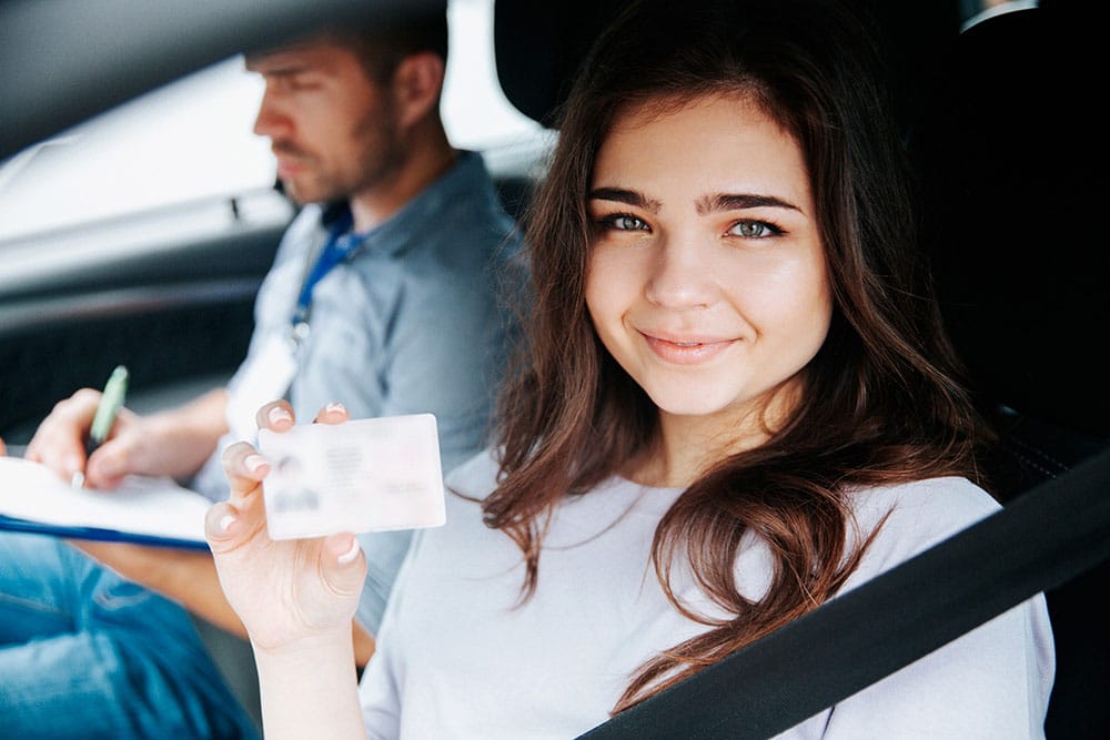 الحصول على رخصة القيادة في غونتبرغ 1 young-woman-showing-driver-licence